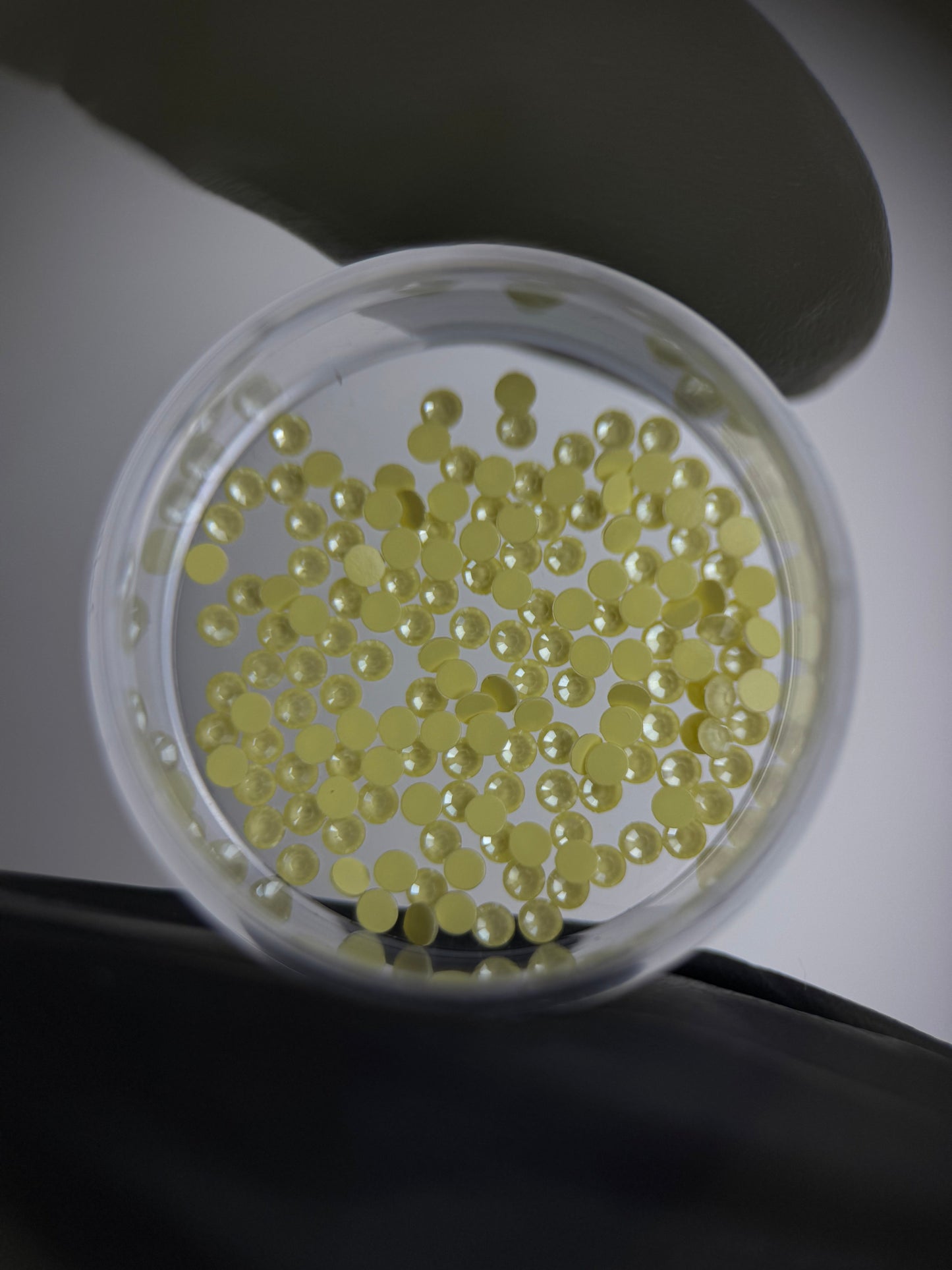 Cristales SWAROVSKI® 2058 redondos - Crystal Yellow Ignite