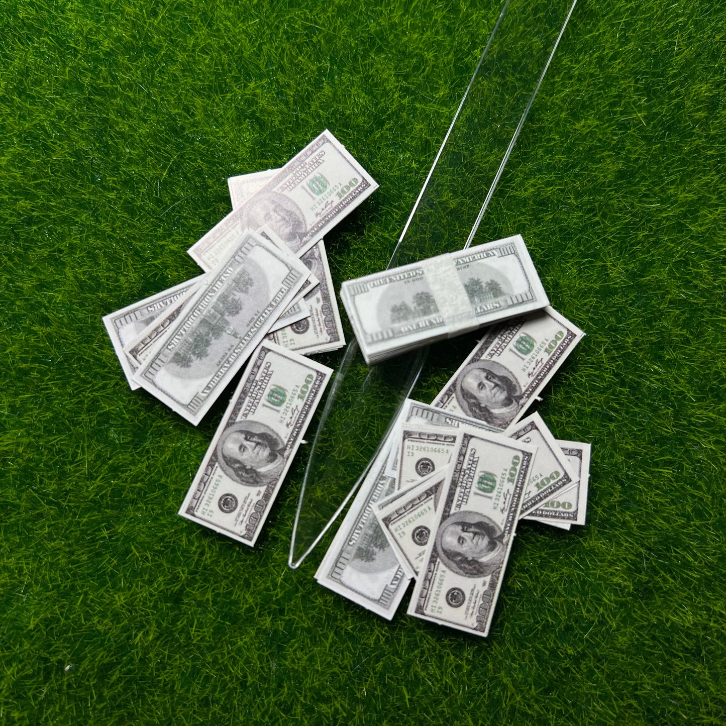 Billetes miniatura para encapsular uñas acrílicas de XOXO Nails Shop.