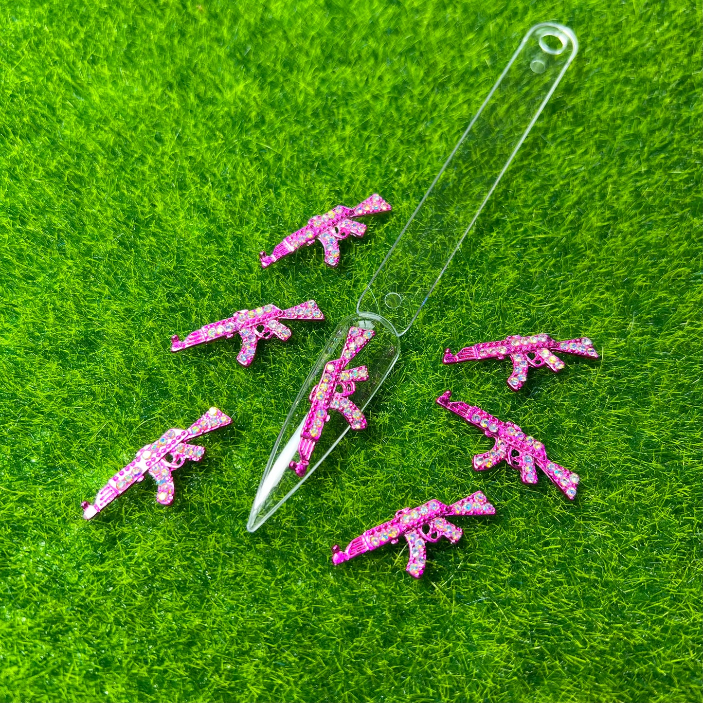 Joya AK-47 rosa con diamantes