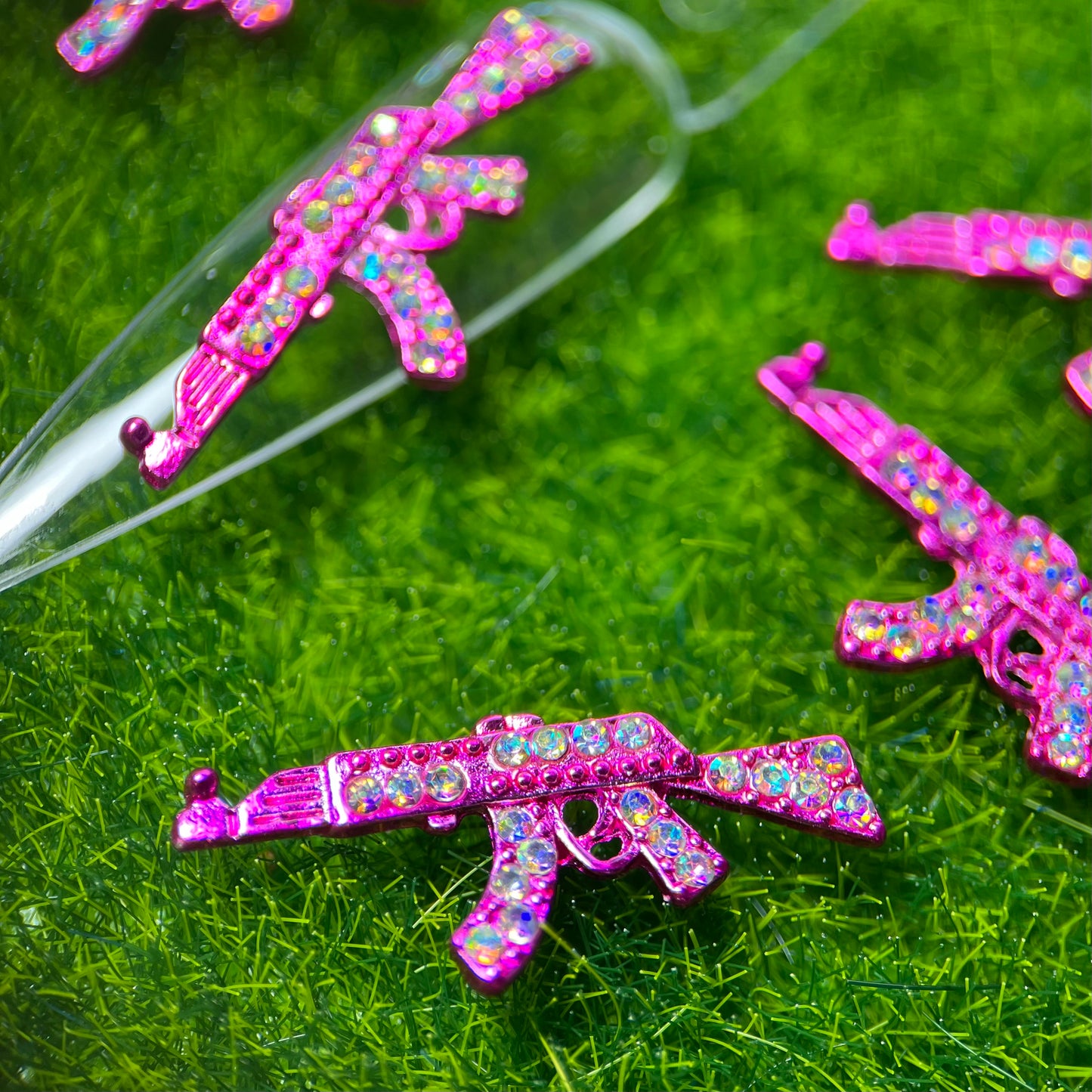 Joya AK-47 rosa con diamantes
