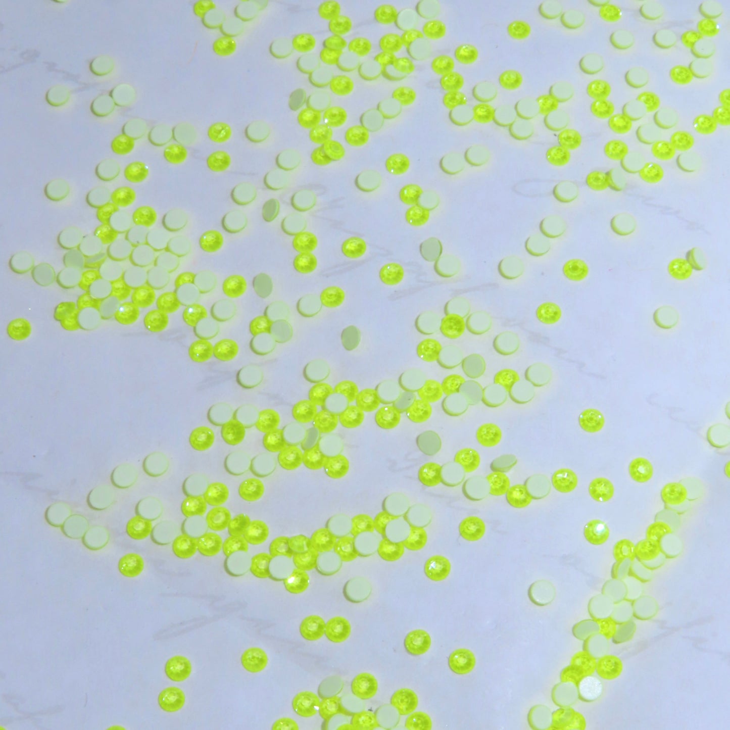 Cristales SWAROVSKI® 2058 redondos - Electr. Yellow Ignite