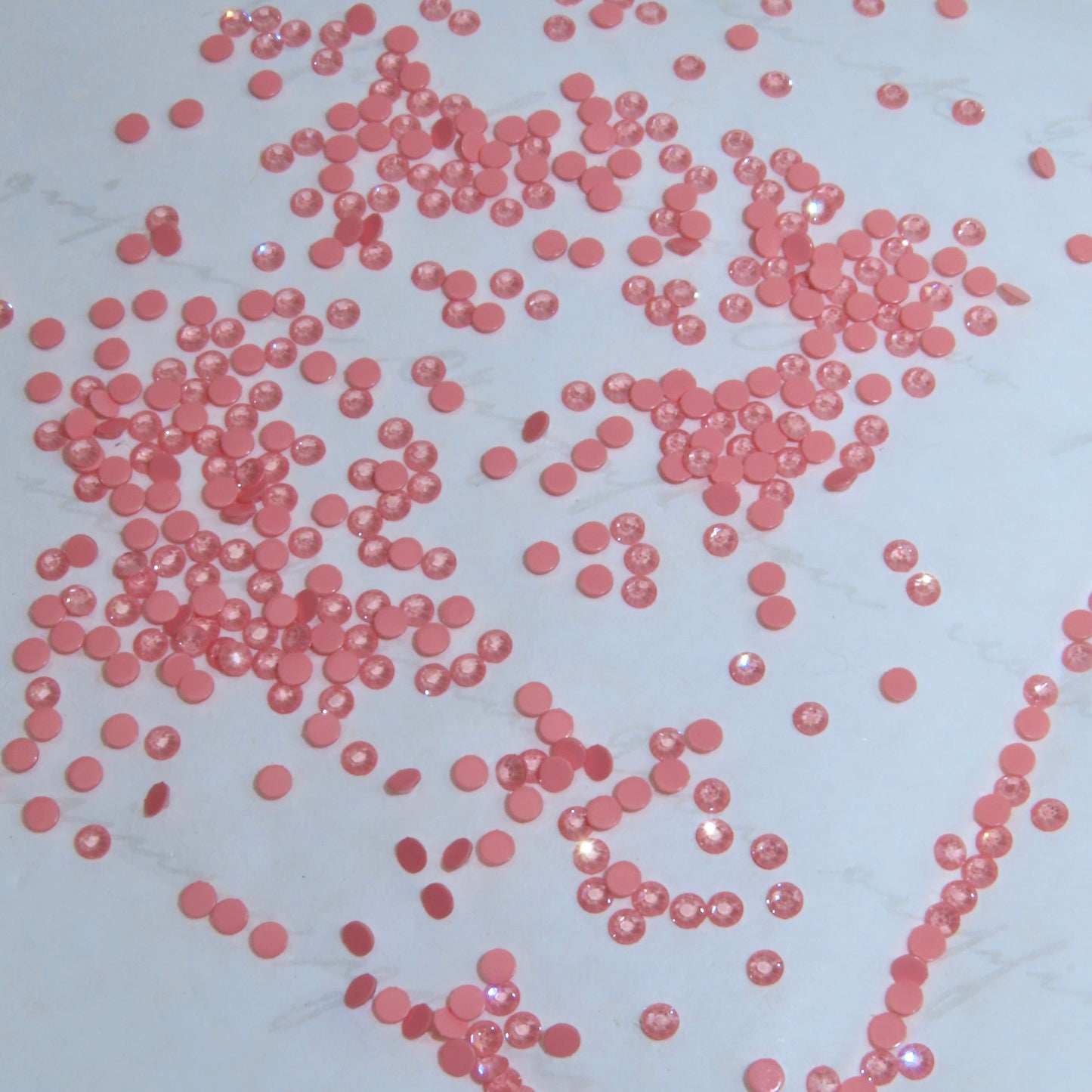 Cristales SWAROVSKI® 2058 redondos - Crystal Flamingo Ignite