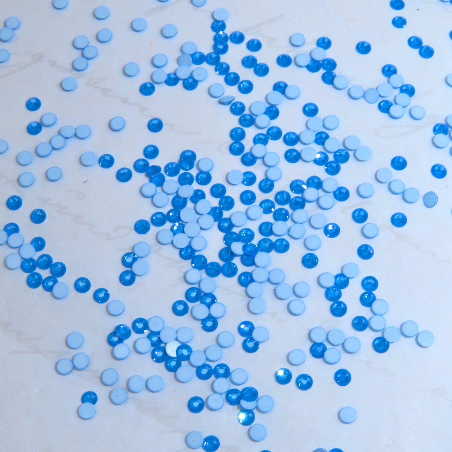 Cristales SWAROVSKI® 2058 redondos - Electr. Blue Ignite